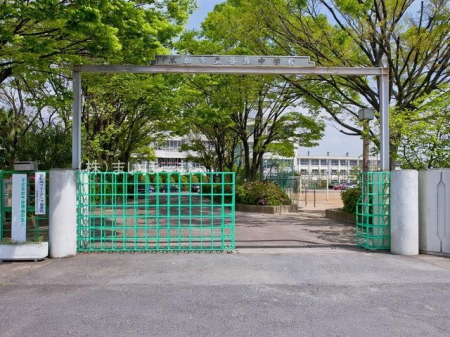 周辺環境　草加市立谷塚中学校 徒歩10分。 750m