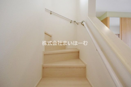 その他　【階段】階段には、手摺付きで安全です！取り外しもできるのでお引っ越し時も安心です。
