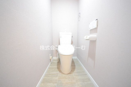 トイレ　【トイレ】やすらぎの場所トイレは、高機能便座付き！もちろん、ウォシュレット付きです♪