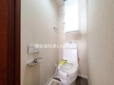 トイレ　【トイレ】壁掛けリモコンが操作しやすいウォシュレット付きのトイレです。