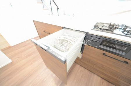 キッチン　【食洗機】フルオープンの食洗機搭載のシステムキッチン♪食器を洗っている間に、お洗濯物を畳んだり出来て、家事効率がＵＰ♪