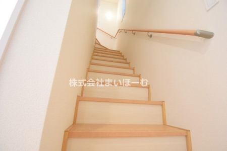 その他　【階段】階段には、手摺付きで安全です！取り外しもできるのでお引っ越し時も安心です。