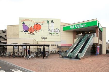 周辺環境　サミット株式会社/太田窪店 徒歩9分。 690m
