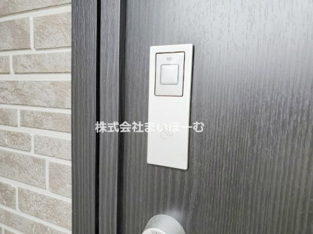 玄関　【玄関タッチキー】お買い物帰りなどで両手がふさがっている時も、ワンタッチで玄関ドアの開閉が可能なタッチキーを搭載しています