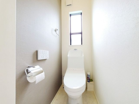 トイレ　【トイレ】最新式のトイレは、お掃除もラクラクです！2か所のトイレで毎朝のトイレ渋滞も緩和されます♪