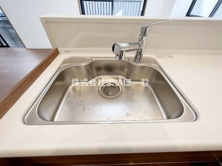 キッチン　【浄水器】ワンタッチで切り替えできる、浄水器を内蔵したキッチン水栓。ホースを伸ばせる為、キッチンのお掃除も楽々です