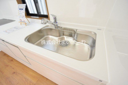 キッチン　【浄水器】ワンタッチで切り替えできる、浄水器を内蔵したキッチン水栓。ホースを伸ばせる為、キッチンのお掃除も楽々です