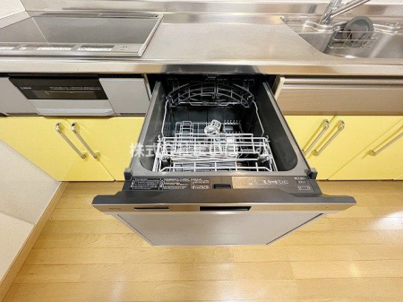 キッチン　【食洗機】フルオープンの食洗機搭載のシステムキッチン♪食器を洗っている間に、お洗濯物を畳んだり出来て、家事効率がＵＰ♪