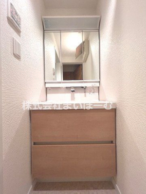 洗面台・洗面所　【洗面台】毎朝の身支度にとても便利な三面鏡のシャワー付き洗面台！お掃除もラクラク出来ちゃいます♪鏡裏の収納もたっぷりあります！