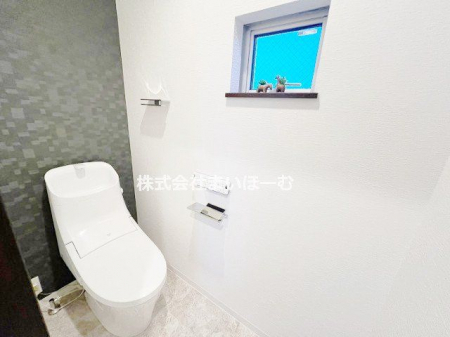 トイレ　【トイレ】最新式のトイレは、お掃除もラクラクです！2か所のトイレで毎朝のトイレ渋滞も緩和されます♪