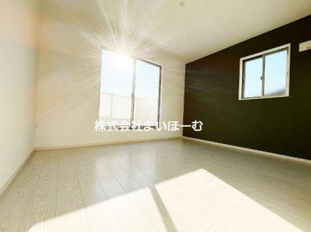 その他内観　【洋室】ベランダ付きの洋室は、大きな窓から差し込む優しい光が部屋を明るく照らします♪