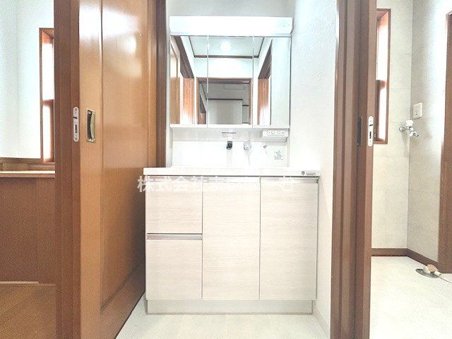 ʌ܎s΋厚q ̒ÈˌĂ̐ʑEʏ