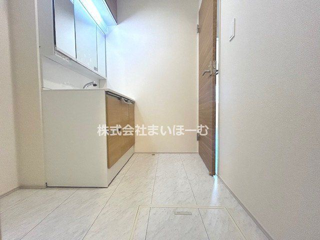 ʌs5ڂ̐VzˌĂ̐ʑEʏ