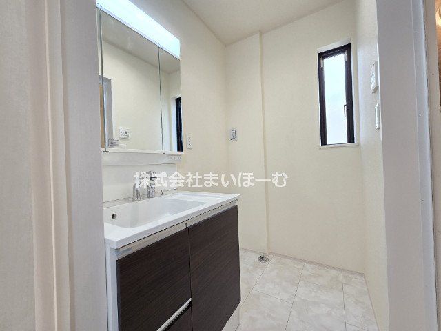 ʌs≺3ڂ̐VzˌĂ̐ʑEʏ