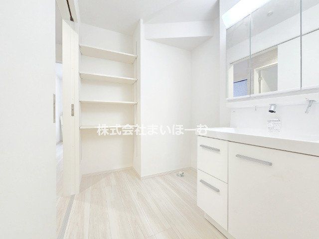 ʌs4ڂ̐VzˌĂ̐ʑEʏ