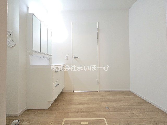 ʌsJ{4ڂ̐VzˌĂ̐ʑEʏ